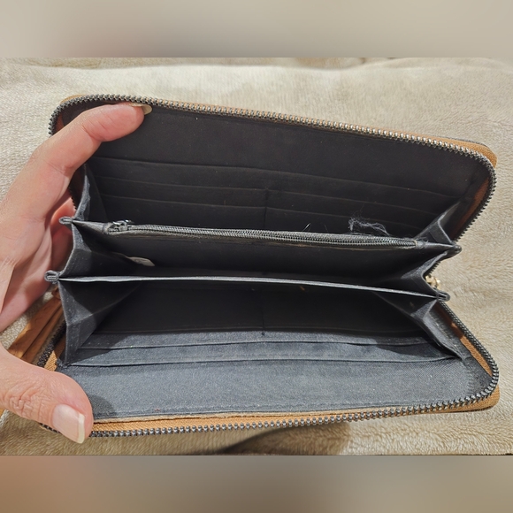 Beverly Hills Polo Club wristlet with zip - Picture 4 of 4